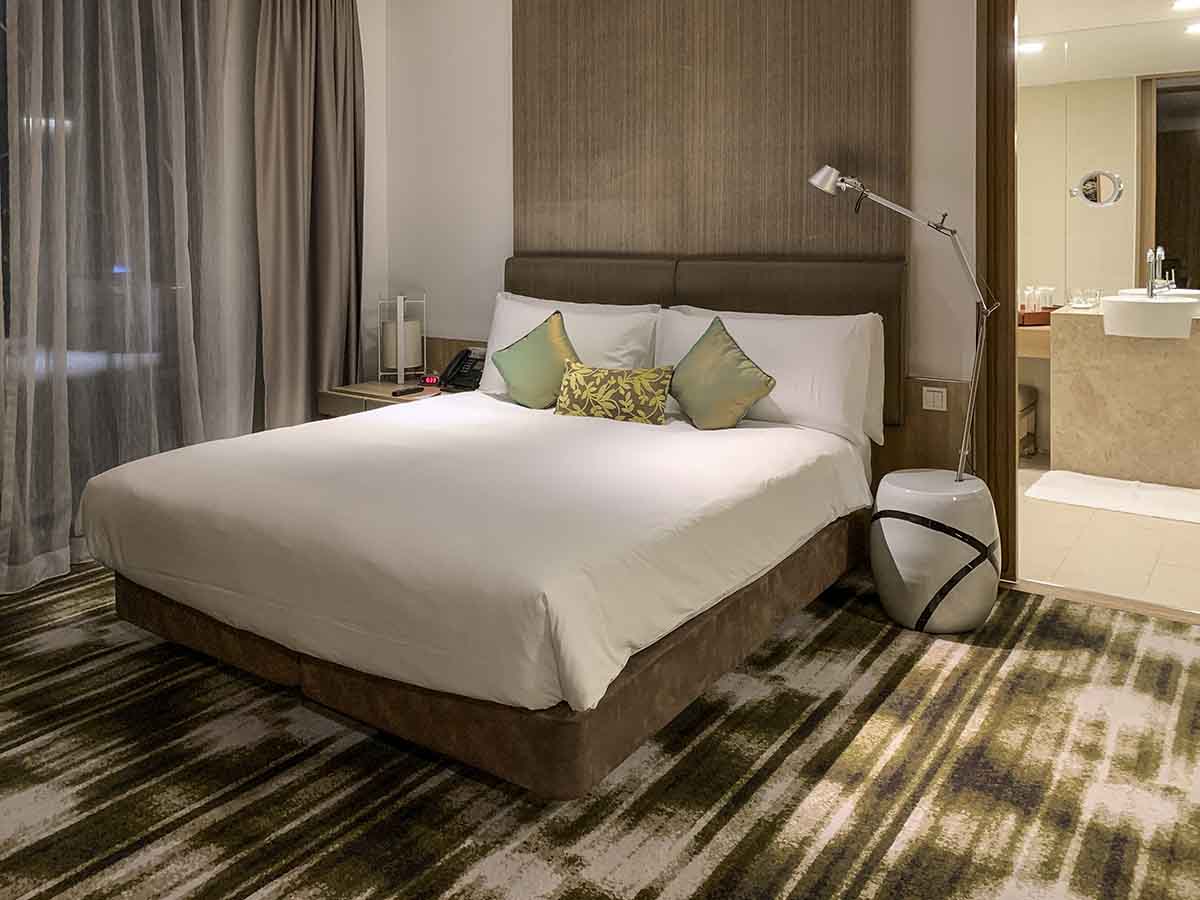 Crowne Plaza Changi Airport suite bed